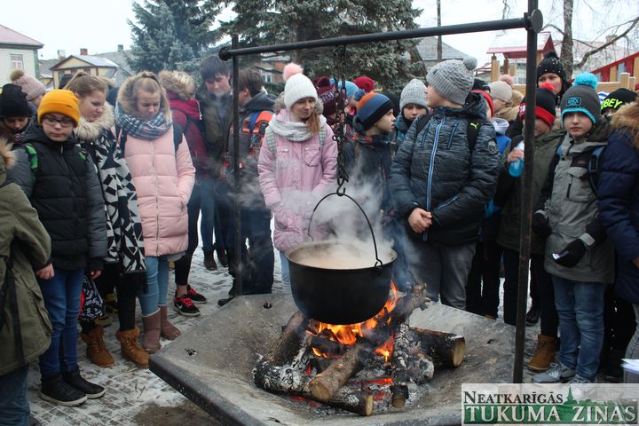 Pie ugunskura Tukumā jaunieši uzklausa barikāžu stāstus