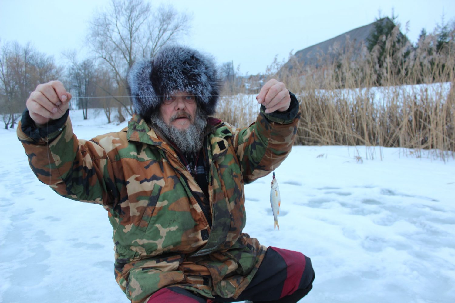 Spītējot atkusnim, makšķernieki pulcējas Tumē