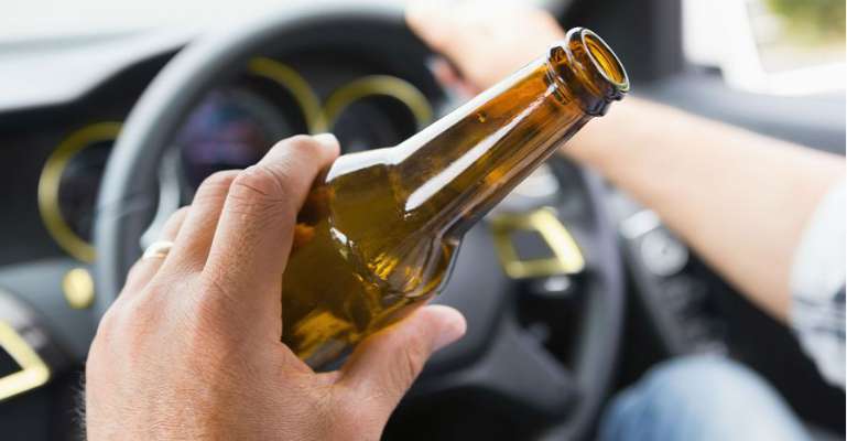 Sadzēris šoferis iebrauc pretējā joslā