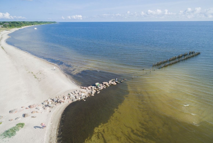 Braukājot pa pludmali, ietriecas laivā