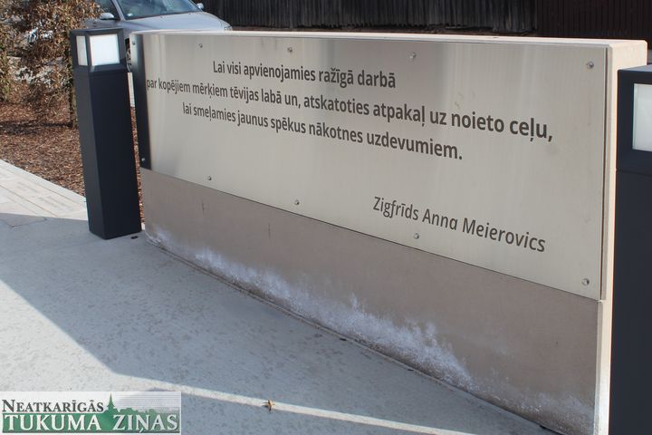 Kas par traipiem uz pieminekļa?