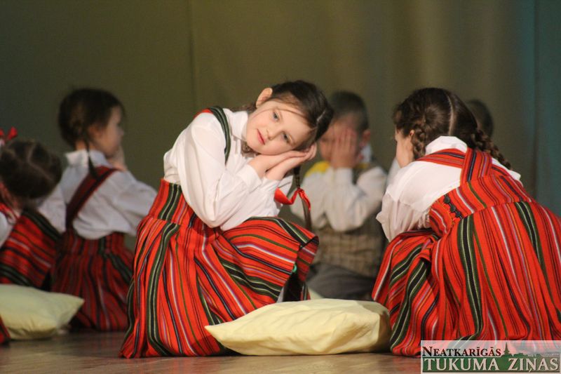 Mazie cāļi uzstājas Pūrē