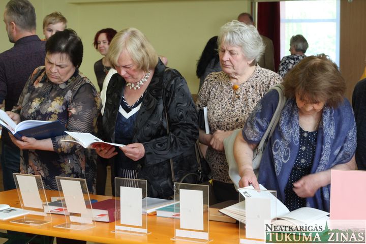 Viesatās atklāj grāmatu, kas veltīta Matīsam Siliņam