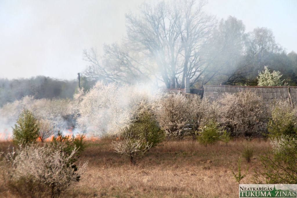 Deg neapdzīvota ēka Slampē un kūla Pūrē