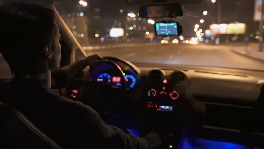 Automašīna Tukuma centrā taranē ēku