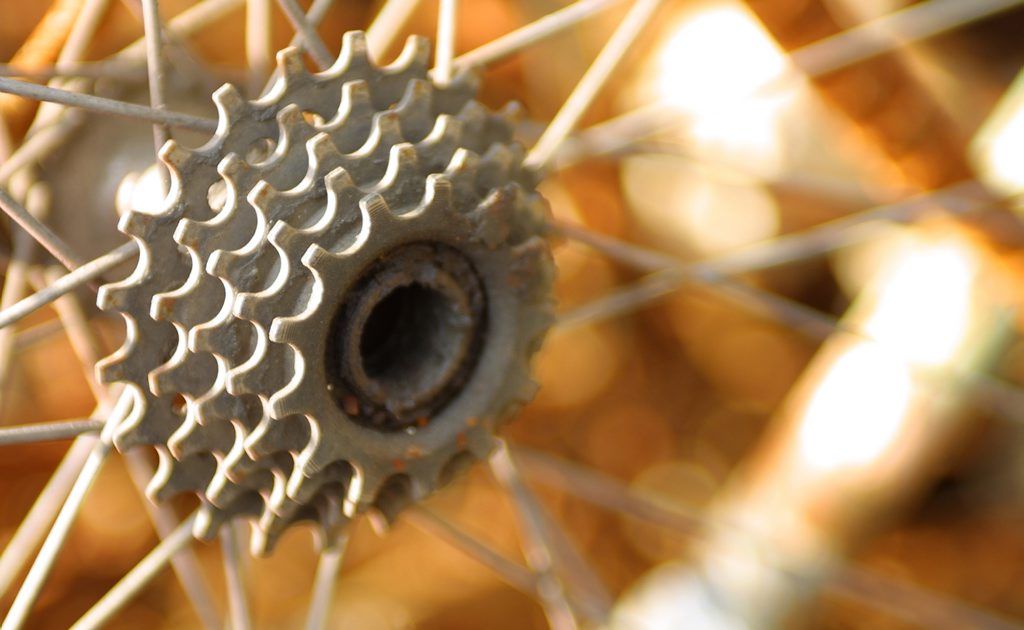 Velosipēdists neizņem līkumu