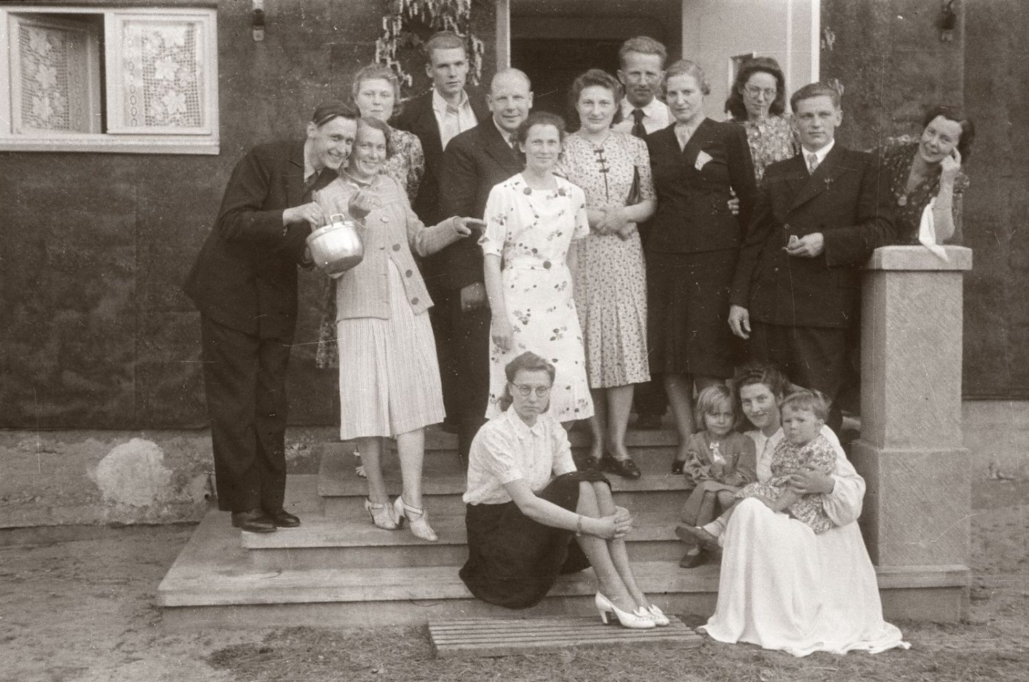 Lūdz atpazīt ģimeni fotogrāfijā