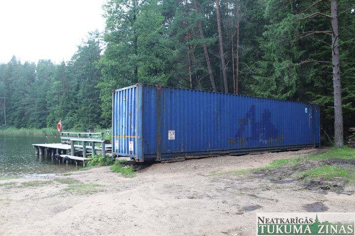 Kāpēc pie Melnezera zils konteiners?