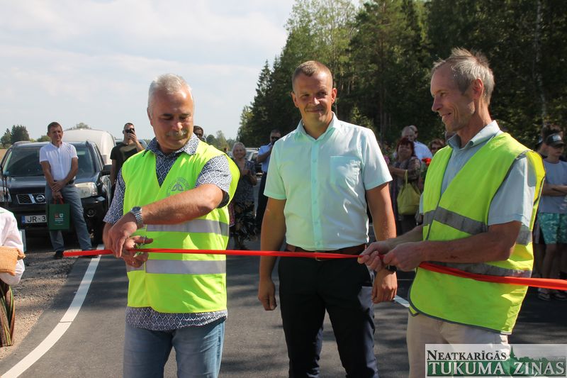 Svinīgi atklāj Cēres ceļu