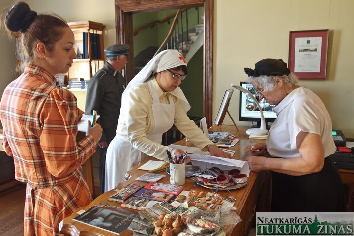 Durbes pilī izspēlē pagājušā gadsimta ainiņas/FOTO/