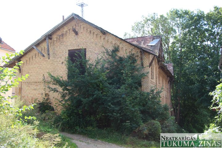 Vai kāds jau ir izpircis zemi zem daudzdzīvokļu mājas?