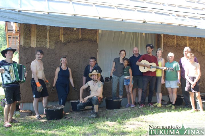 Kā top salmu namiņš