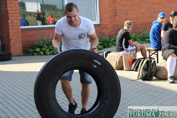 Sporta svētkos Jaunsātos un Slampē/FOTO/