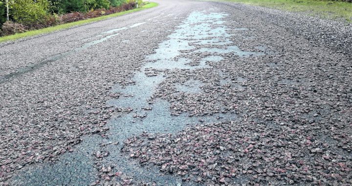 Kad akmeņi pa gaisu un bojāti auto