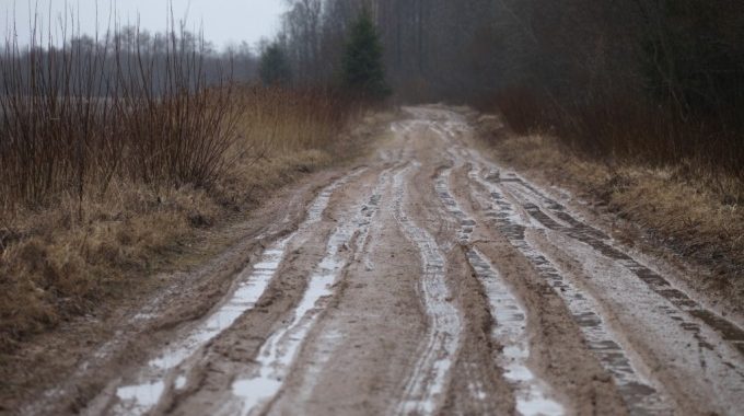 Lietavu dēļ – ierobežojumi uz ceļiem