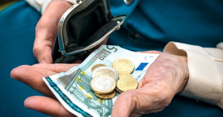 Svētkos pensijas un pabalstus izmaksās agrāk