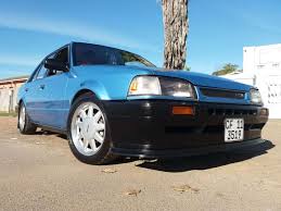 Dzēruši velosipēdisti un «Mazda» grāvī