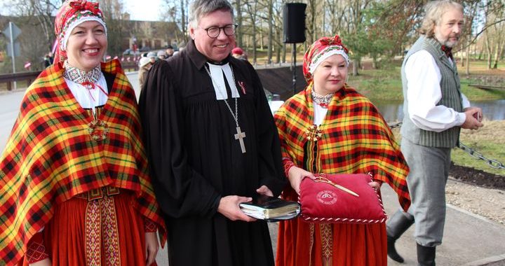 Jaunpilī svinīgi atklāj tiltu/FOTO/