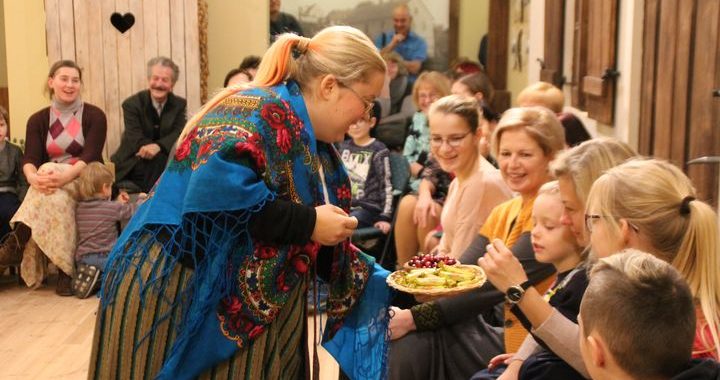 Kandavā ieskandina ziemas saulgriežus/FOTO/