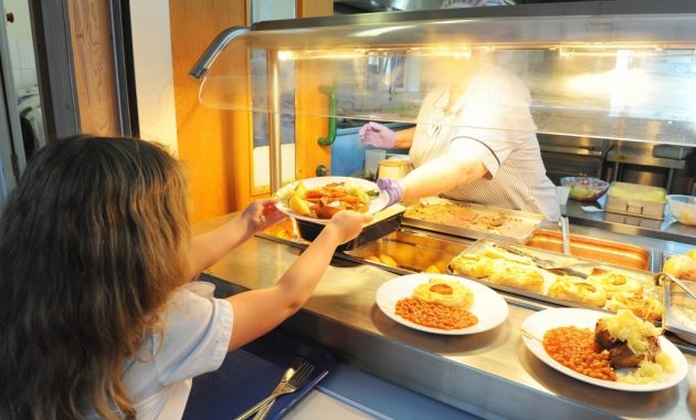 Kandavā diskutē, kur ņemt naudu skolēnu ēdināšanai