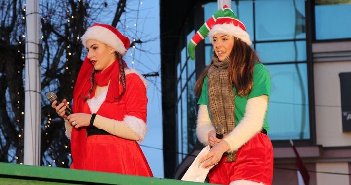 Tukumā iededz svētku egli