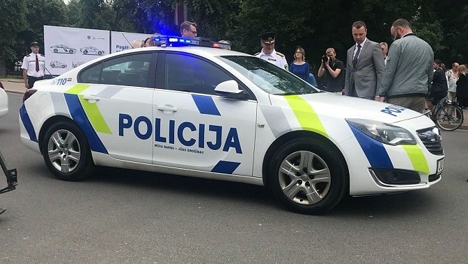 Par trakulīgu braukšanu atstādina divus Tukuma policistus /PAPILDINĀTS/