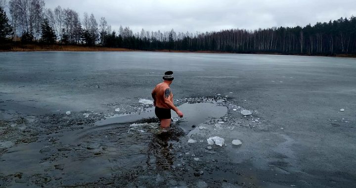 Paskaties, Melnezerā peldas arī ziemā! /VIDEOREPORTĀŽA/