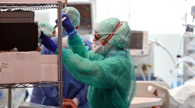 Būs piemaksas tiem mediķiem, kas tieši iesaistīti darbā ar Covid-19