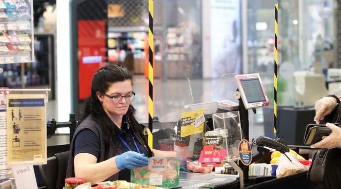 Covid-19 analīzes veiks arī mazumtirdzniecības un pasta darbiniekiem