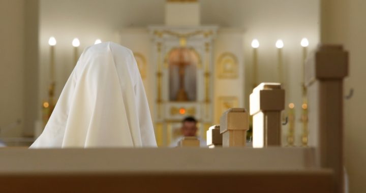 Kā Lieldienas svinēs Latvijas baznīcas, kad pulcēties ir liegts