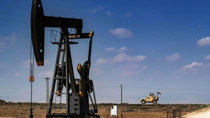 Pārprodukcijas dēļ ASV naftas cenas pirmo reizi noslīdējušas zem nulles