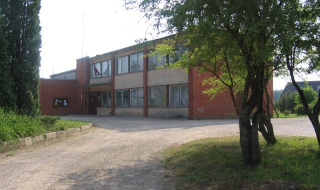 Jaunpilī lemj par bērnu ēdināšanu un kultūras nama jumtu