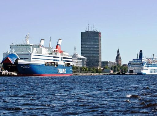 Lidostās un ostās iebraukušos vairs netestēs