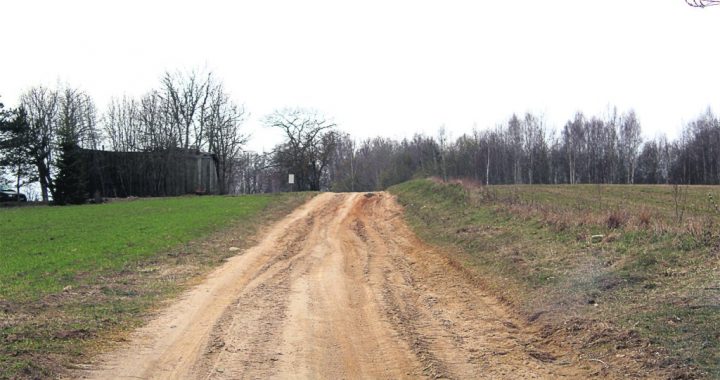 Sieviete uz grants ceļa nesavalda auto