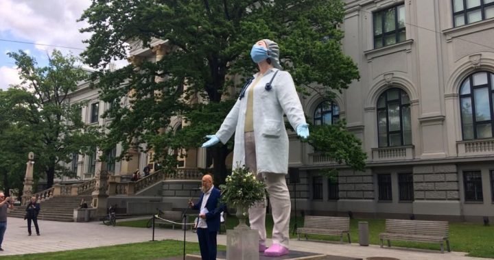 Rīgā atklāj Aigara Bikšes skulptūru