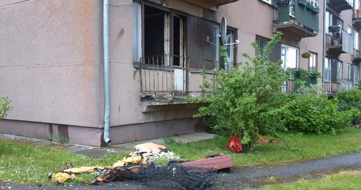 Dzīvoklī Engurē aizdedzies dīvāns