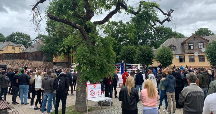 Kandavā deputāti diskutē par distancēšanos pasākumos