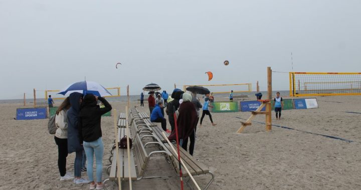 Lietū un vēja aizvadīts volejbola turnīrs Engurē