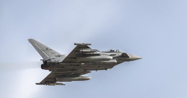 Valsts svētkos Latvijas un sabiedroto bruņoto spēku gaisa kuģi veic pārlidojumus virs Latvijas pilsētām