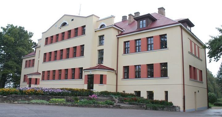 Telpas Jaunpils vidusskolā ir, bet trūkst mācībspēku