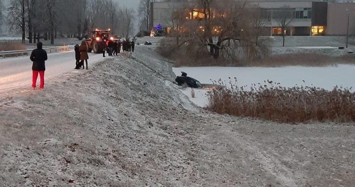 Slampē auto iebraucis dīķī /VIDEO/