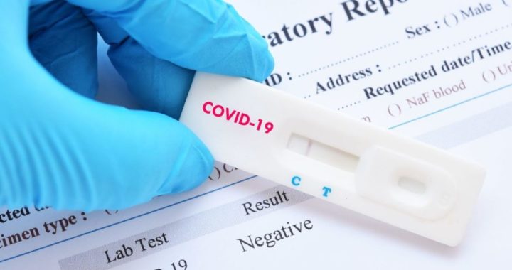 Nolemj izmantot Covid-19 eksprestestus sociālās aprūpes centru darbiniekiem