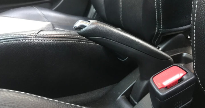 Brauc dzērumā, bez tiesībām un taranē policijas auto