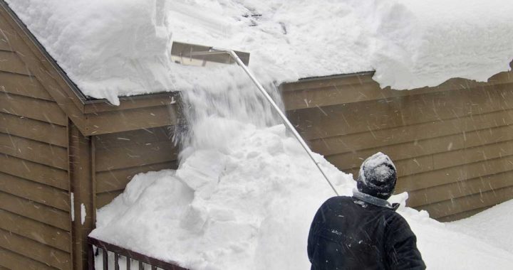 Jaunpilī sniegotos jumtus norobežo