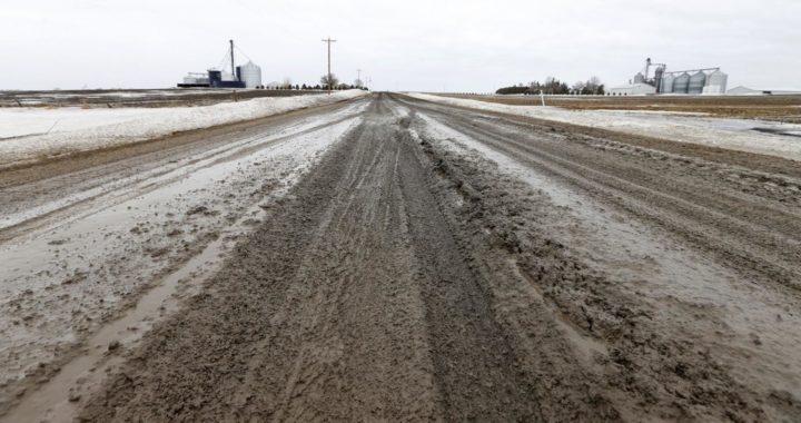 Autovadītāju ievērībai: uz grants autoceļiem iestājies šķīdonis