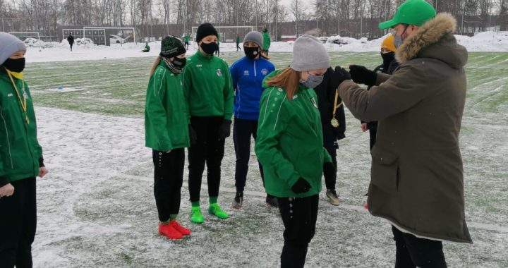 Cepuri nost meiteņu priekšā!