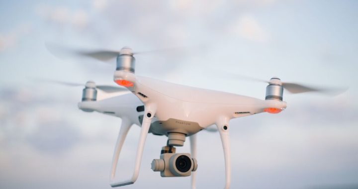 Mēģina ielūkoties policijas logos?