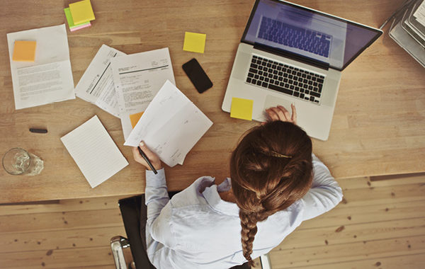 Valdība precizē noteikumus; skolās mācības klātienē tomēr vēl neatsāksies