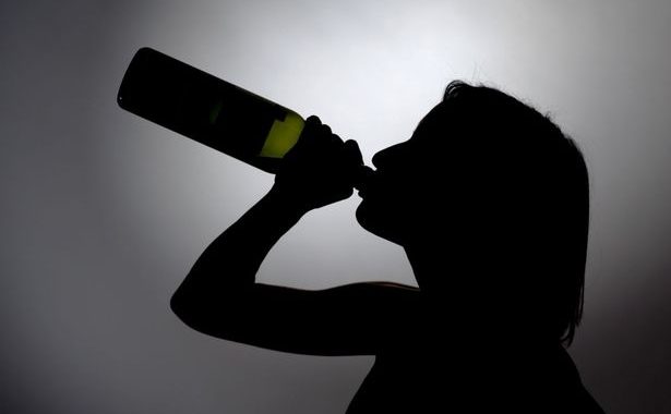 Stiprā alkohola reibumā zvana policijai