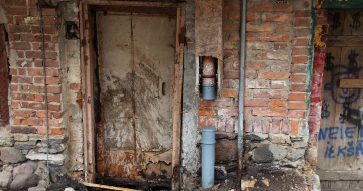 Mēsli savākti, caurules aiztaisītas. Problēma palikusi